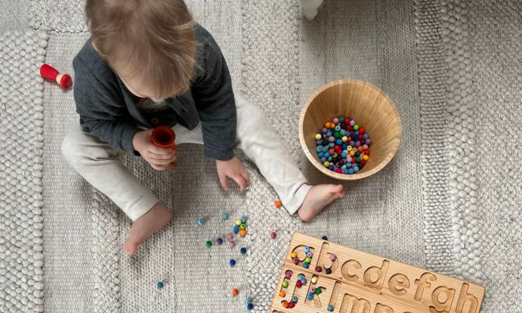 Kind spielt mit freiem Spielmaterial von Grapat, Materialien für das freie Spiel bei green & grow